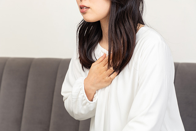 胸を抑える女性