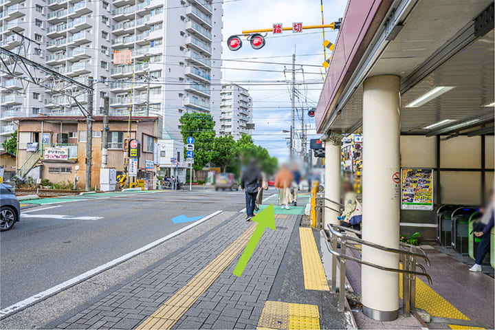 中野島駅改札口を出て右に進み、踏切を渡ります。