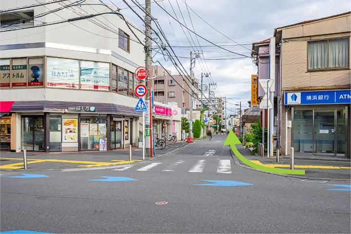 踏切を渡ってすぐの十字路を右に曲がり、道なりで進んでください。